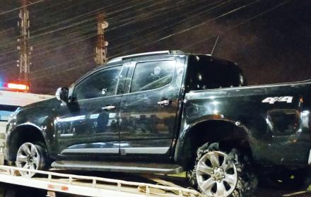 Una camioneta quedó abandonada en el ingreso de Muey en donde en un video se observa al alcalde de La Libertad.