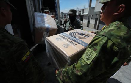 Militares distribuyen material electoral de cara a las elecciones presidenciales y legislativas extraordinarias de Ecuador, hoy, en Quito (Ecuador).