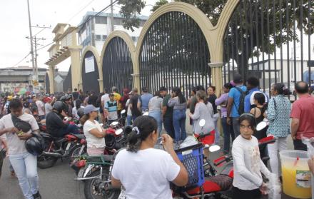 La fila de los ciudadanos corre el exterior de un centro comercial y llega hasta la ciudadela La Terraza.