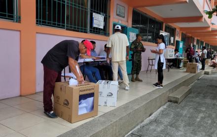 ciudadanos votando