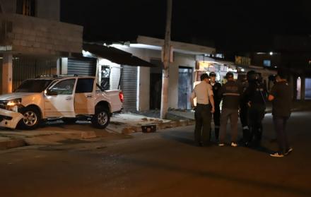 La camioneta que manejaba el hombre terminó impactando al menos tres viviendas.