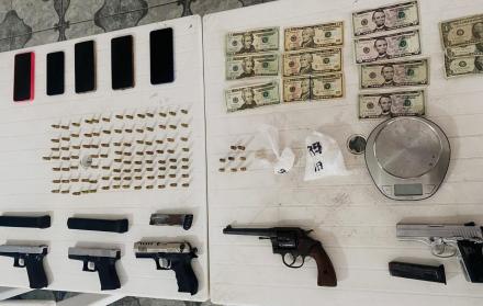 Armas de fuego, dinero y celulares consta entre lo decomisado.