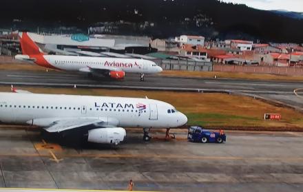 Referencial. Dos aeronaves: Una de Avianca y otra de Latam.
