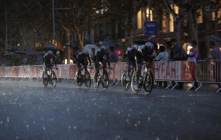 VueltaEspaña-primera-etapa-lluvia-oscuridad