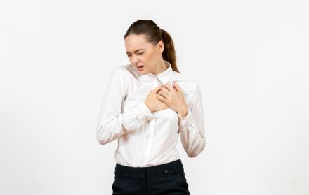 El dolor en el pecho puede estar relacionado con gases