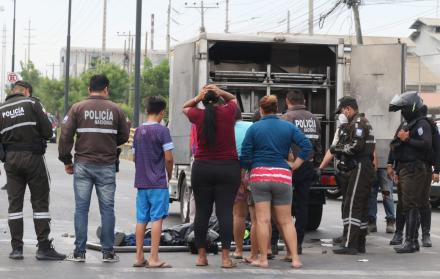 Testigos afirman que la motocicleta en la que iban los crimínales se acercó al joven y le disparó en la cabeza.