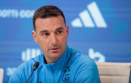 El entrenador de la selección argentina de fútbol, Lionel Scaloni, habla durante una rueda de prensa hoy, en Ezeiza (Argentina). EFE/Luciano González