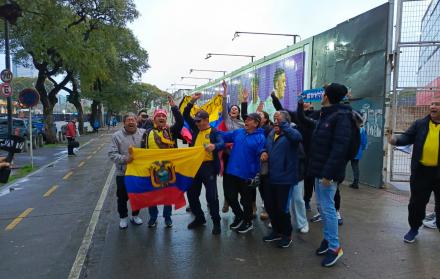 Hinchas ecuatorianos en los alrededores del estadio Monumental en buennos Aires, Argentina.