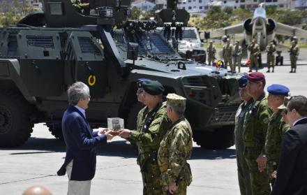 Ceremonia. El presidente Guillermo Lasso entregó los automotores a las autoridades militares