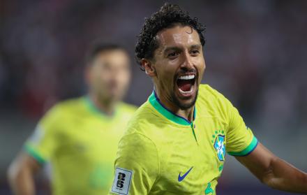 Marquinhos de Brasil celebra su gol hoy, en un partido de las Eliminatorias Sudamericanas para la Copa Mundial de Fútbol 2026 entre Perú y Brasil, en el estadio Nacional en Lima (Perú).