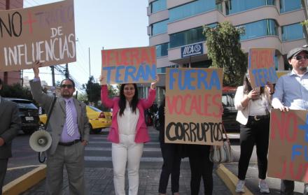 Ciudadanos con pancartas pidiendo la salida de Wilmán Terán.