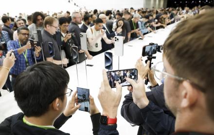 Personas observan el nuevo iPhone 15 de Apple tras su lanzamiento en el Apple Park de Cupertino, California, este 12 de septiembre de 2023. EFE/John G. Mabanglo