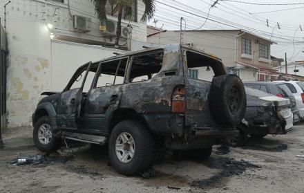 Lugar. Un guardia de seguridad asegura que un hombre rompió los vidrios del vehículo, roció gasolina y lo incendió.