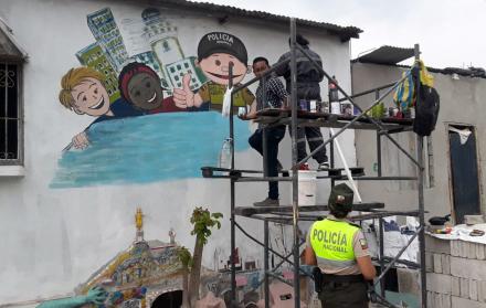 Comunidad. Los vecinos junto a organizaciones civiles y a las autoridades cambian los dibujos que denotan violencia por imágenes que promueven arte y la unión del tejido social.