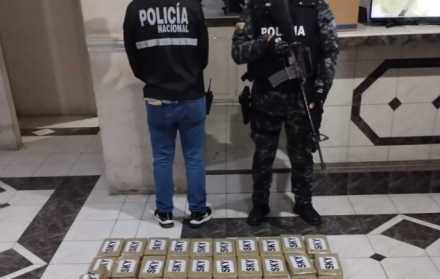 Agentes policiales junto a la droga incautada.