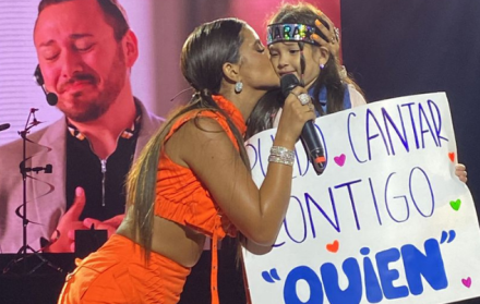 Dayanara Peralta compartiendo con una pequeña en su concierto