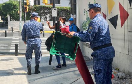 Controversia. Agentes metropolitanos levantaron el comercio de una mujer que vendía comida en los exteriores de una unidad educativa, en Ceibos.