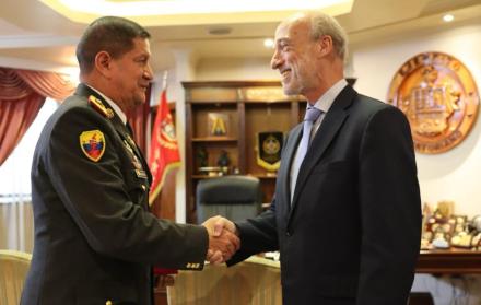 Visita. La reunión se llevó acabó en la capital ecuatoriana, entre el embajador argentino y altos mandos militares.