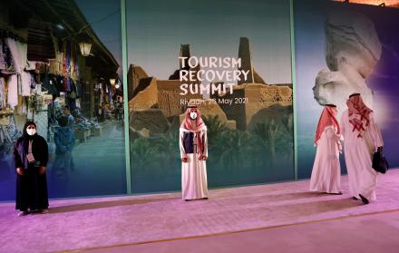 Imagen de archivo de varios asistentes durante la Cumbre de la Recuperación del Turismo en Riad (Arabia Saudí).
