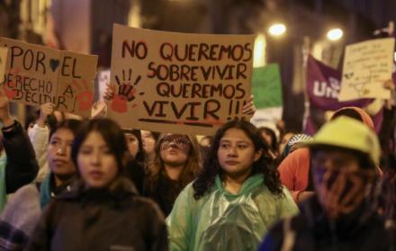 Personas con carteles en la marcha por el Día de la Acción Global por el Aborto Legal, Seguro y Accesible, en Quito, el 28 de septiembre de 2023