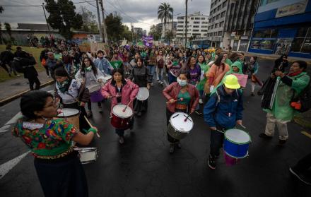Personas en la marcha por el Día de la Acción Global por el Aborto Legal, Seguro y Accesible, en Quito, el 28 de septiembre de 2023