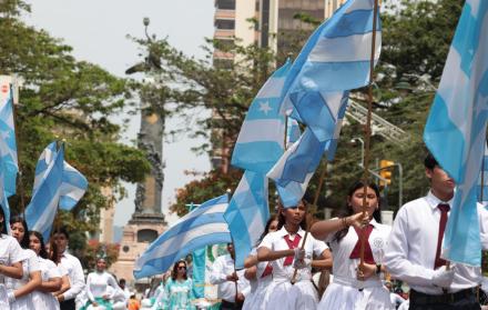 Cerca de las 10:00, centenares de estudiantes de distintos colegios de Guayaquil se dieron cita en el parque Victoria para arrancar el clásico desfile.