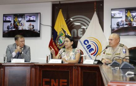El ministro del Interior, Juan Zapata; la presidenta del CNE, Diana Atamaint; y el comandante de la Policía, Fausto Salinas.