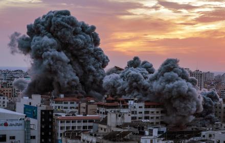 El humo se eleva después de que aviones de combate israelíes atacaran la torre Palestina en la ciudad de Gaza