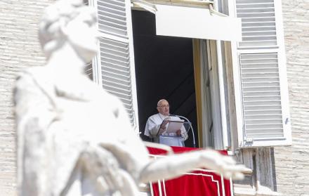 Imagen de archivo del papa Francisco en la ventana de su oficina con vistas a la Plaza de San Pedro, en la Ciudad del Vaticano.