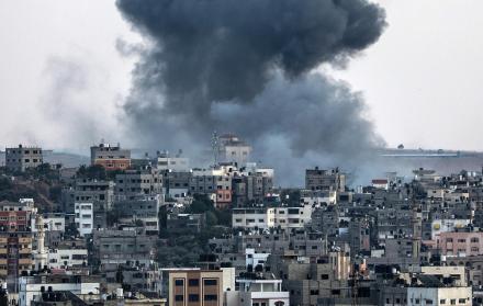 Ataque aéreo israelí contra el este de la ciudad de Gaza.