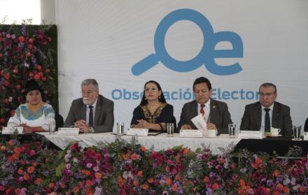 Diana Atamaint recibió informe del Parlamento Andino sobre las elecciones de mano de Gustavo Pacheco.