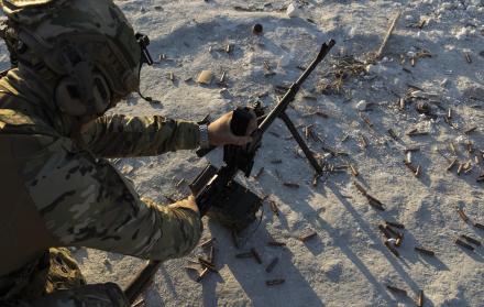 Un militar ucraniano del batallón Donbas participa en un entrenamiento militar cerca de la línea del frente en Donetsk, Ucrania, el 15 de octubre de 2023.