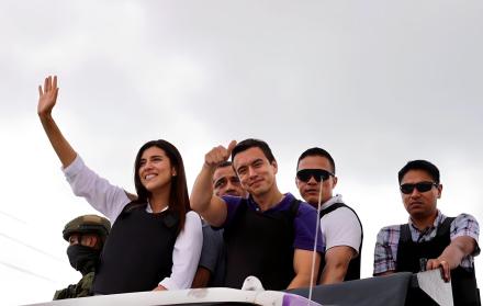 La asambleísta electa Valentina Centeno acompañando del presidente electo Daniel Noboa durante un recorrido de campaña.