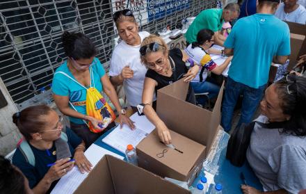 Ciudadanos asisten a votar faltando poco tiempo para el cierre de las mesas, hoy, en las elecciones primarias de la oposición, en Caracas (Venezuela).