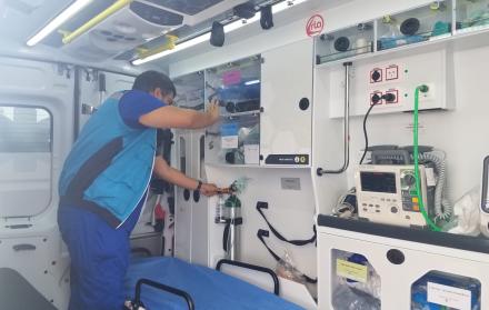 Personal paramédico de una de las nuevas ambulancias revisa los equipos del vehículo