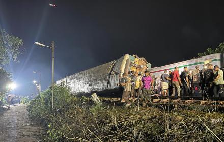 Elevan a 17 los muertos en el peor accidente de tren de Bangladesh en 15 años