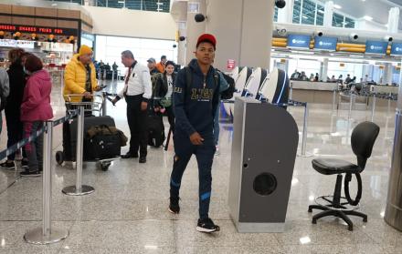 Salida de los jugadores de Liga Deportiva Universitaria de Quito desde el Aeropuerto Mariscal Sucre