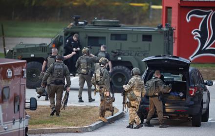 Fuerzas de seguridad buscan al sospechoso de un masivo tiroteo en Lisbon, Maine, este 26 de octubre de 2023.