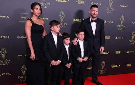 Lionel Messi junto a su esposa e hijos.