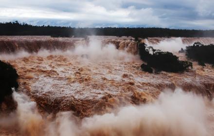 Las cataratas de Iguazú registran un caudal 16 veces superior al habitual