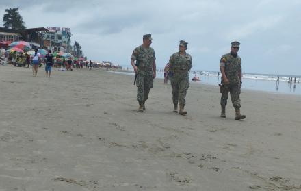 Los militares en la playa