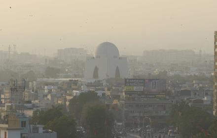 La contaminación del aire obliga a cerrar negocios y escuelas en el oeste de Pakistán