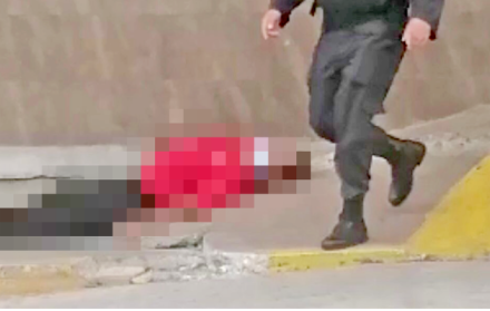 La foto que circula en redes muestra el cuerpo del afiliado en el exterior del Hospital de Babahoyo, del IESS.