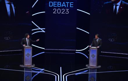 Los candidatos a la Presidencia argentina, el oficialista Sergio Massa (der.) y el libertario Javier Milei, participan en un debate presidencial
