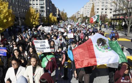 Cientos de migrantes exigen a Biden cumplir sus promesas de campaña: