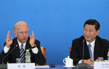 El presidente de Estados Unidos, Joe Biden (i), pronuncia un discurso acompañado de su homólogo chino, Xi Jinping (d), en una fotografía de archivo.