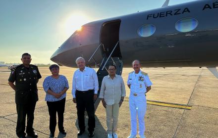 López Obrador visita la zona afectada por el huracán Otis entre críticas