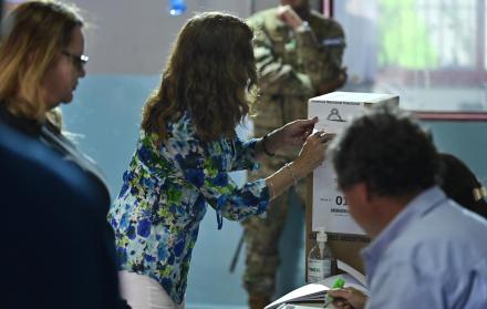 Una mujer vota hoy, en un centro de votaciones en Buenos Aires (Argentina). Sergio Massa y Javier Milei son los dos candidatos del balotaje argentino y al final de la jornada uno de ellos será elegido como el futuro presidente del país.