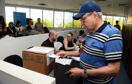 Un argentino vota en la segunda vuelta de las elecciones presidenciales hoy