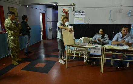 Jurados organizan un puesto de votaciones hoy, en Buenos Aires (Argentina).